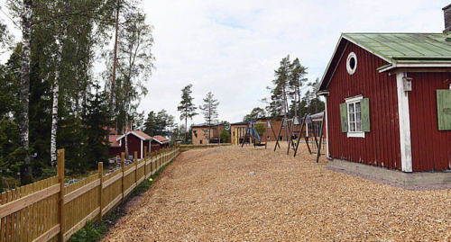 HÖJDSKILLNAD Den upphöjda dagisgården måste göras om så att höjdskilllnaderna återställs till det ursprungliga.