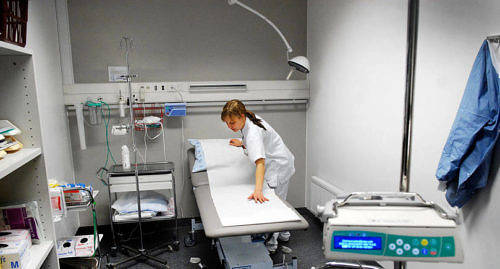 HUR SPARA? ÅHS-styrelsen har bestämt att medicinkliniken ska spara 600 000 euro nästa år, men ännu är det inte klart vad man           ska dra in på. Nu har ett nytt sparförslag lyfts upp – och det kan innebära att ÅHS-ordförande Annette Holmberg-Jansson är jävig. Bilden togs i ett annat sammanhang.