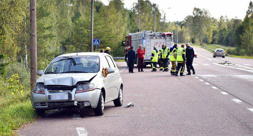 TILL SJUKHUS Föraren i personbilen fördes till sjukhus för kontroll efter gårdagens singelolycka i Godby.