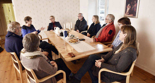 UPP TILL KAMP Tosse Granlid, Benita Björklund, Mia Påvals, Helena Påvals, Göran Påvals, Kati Juntunen, Michael Urch, Juanita Fagerholm-Urch och Susanne Nordberg vill alla vara med och organisera namninsamlingen för mottagandet av flyktingar till Vårdö.