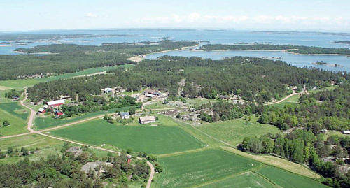 FÄRRE KOMMUNER Ålands Näringsliv vill ha betydligt färre kommuner. Enligt vd Anders Ekström är     det lagom med 3-5 för att få till stånd effektiveringsvinster.