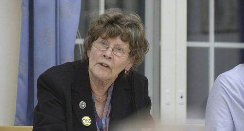 PLATSBRIST Runa-Lisa Jansson vill att kommunen redan under 2017 planerar hur man ska råda bot på bristen av äldrevårdplatser i Saltvik.