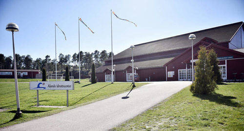 INGEN BOWLINGHALL Ålands idrottscenter har länge undersökt möjligheten att utöka verksamheten med en bowlinghall. Nu är planerna åsidosatta.