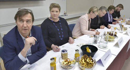 KONCENTRERADE Koncentration rådde när smakpanelen – från vänster Jörgen Pettersson, Ingrid Johansson, Camilla Gunell, Tage Fyrqvist, Inger Rosenberg-Mattsson och Viktor Eriksson – åt sig igenom de olika mathantverksprodukterna samtidigt som de förde protokoll.