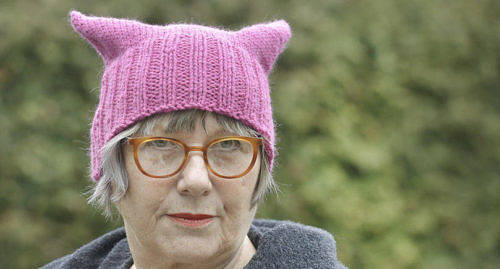 PIGG PROTEST Barbro Eriksson med en kattmössa, pussyhat på engelska.
