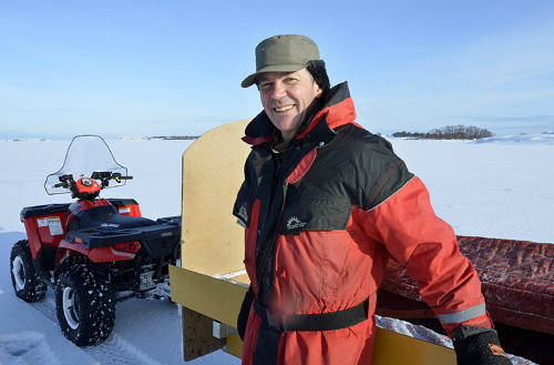 HITTADE SÄLEN Kaj Lundberg är fiskare, sotaren och turistentreprenör. Bilden är tagen i ett annat sammanhang. Foto: Erkki Santamala