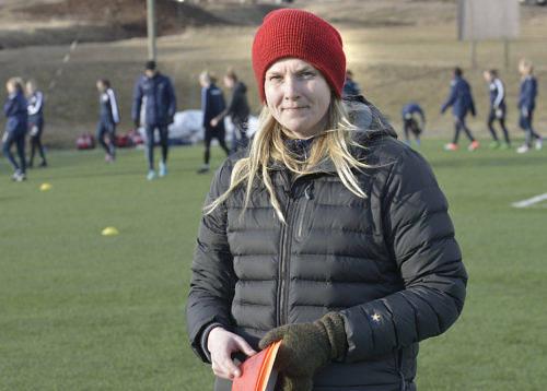 TÄVLINGSDEBUTERAR Maiju Ruotsalainen står redo att göra sin första ligamatch som huvudtränare                     för Åland United. Hon ser fram emot drabbningen mot FC Honka, som enligt henne påminner mycket om Åland United.