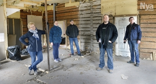 BYALAG I ARBETE Från fallfärdig skola till fins kulturcentrum. Här är gänget som ska arbeta, Airi Pettersson, Elina Pettersson, Yngve Karlsson, Jan Strandberg och projektledaren Stefan Prokupek.