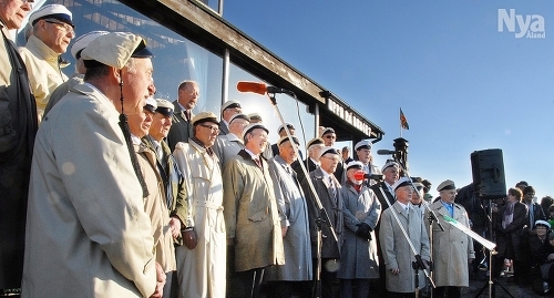 TRADITION Manskören Åländska Sångare sjunger in våren på Uffe på berget på valborgsmässoafton år 2009.