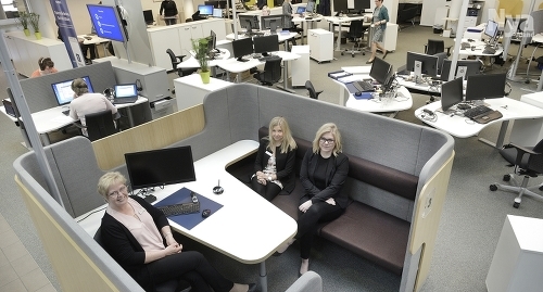 TÅGKUPÈN Gunilla Köhler (till vänster), Ann-Charlott Lindström (mitten) och Mathilda Pettersson i en ljuddämpad sittgrupp.