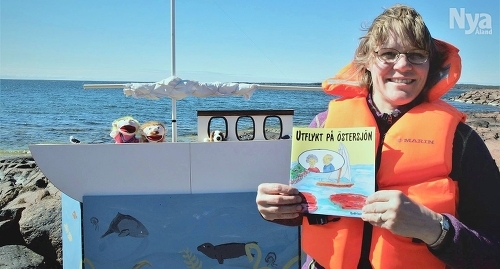 BOK BLIR DOCKTEATER LaDena Laine uppträder med dockteater på Sjöfartsmuseet.