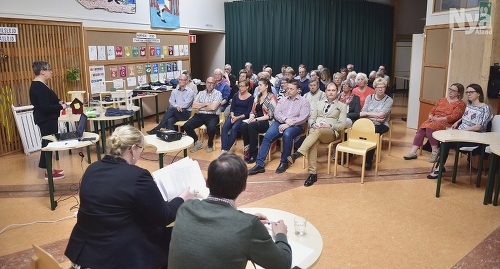 MÅNGA KOM Saltviksborna hörsammade landskapsregeringens inbjudan till ett möte om kommunreformen.