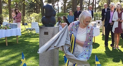 ÖVERRASKNING Marika Ehrenkrona avtäckte det nya konstverket ”Utan titel” som nu smycker generalskonsulatets trädgård.