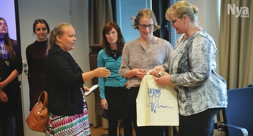 NAMNLISTA Ordförande Moa Rytterstedt räcker över namnlistan till lantrådet.