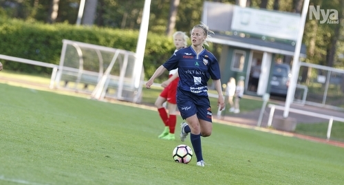 LÅNGSKOTT Åland United tog tidigt ledningen mot PK-35 efter ett långskott av Florin Wagner (på bild).