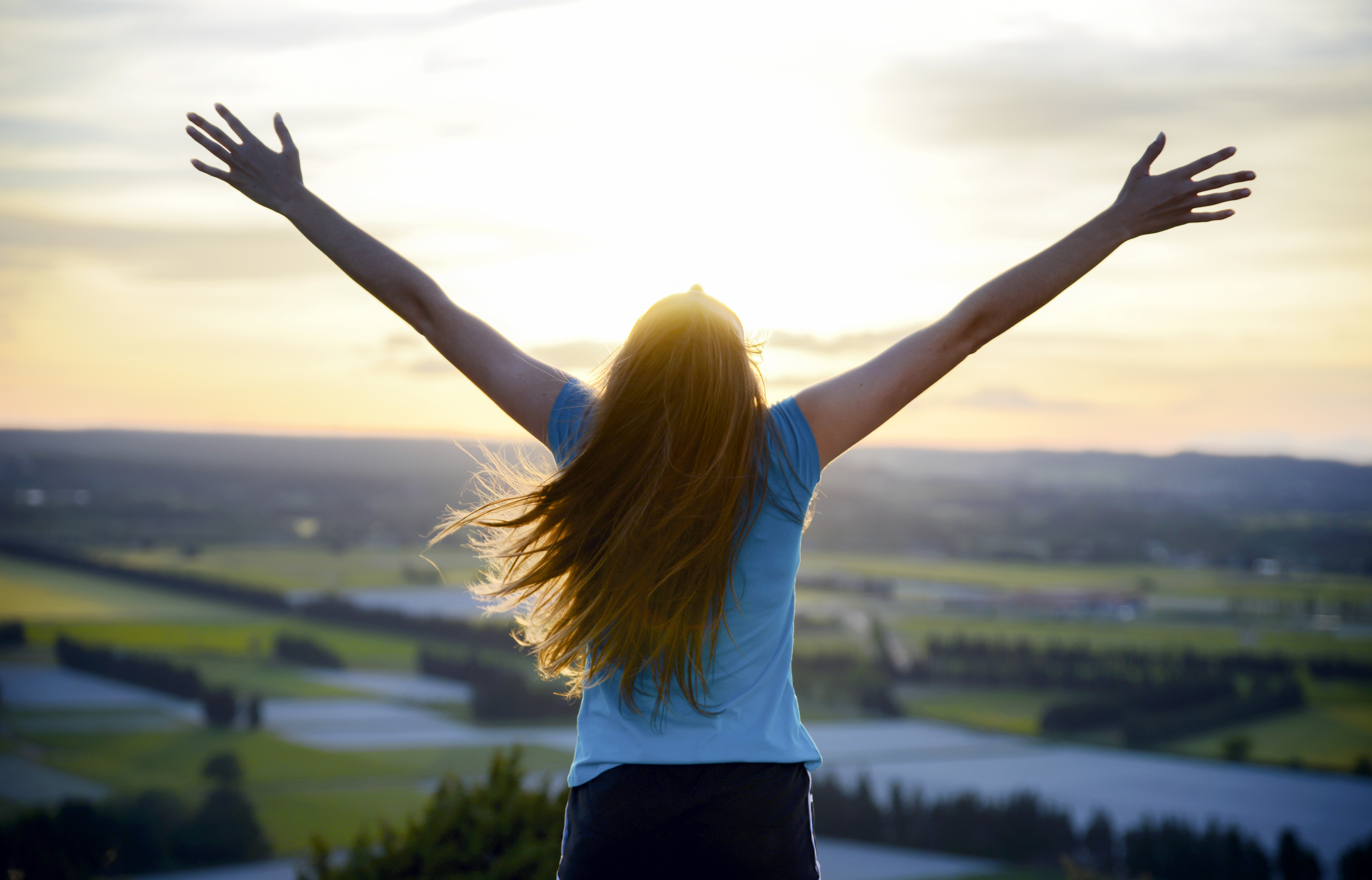 Raised back. Солнце Самоуважение. Happy girl hand up. Woman Freedom фотографии. Positiva.