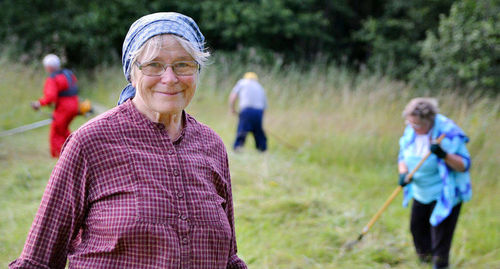 TALKOGLÄDJE En gång om året drar Stornäsets vänner ihop till slåttertalka. Ordförande Isabel Kvarnfors gläds åt uppslutningen.