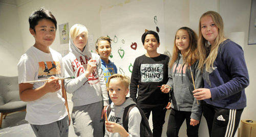 SAMARBETSKONSTVERK Jared Fajardo, Lucas Forsström, Leonel Oldenburg, Anton Isaksson, Mani Zarifkar, Madelaine Wikström och Zafira Berglund målade löv till ett träd som de skrev sina namn i.