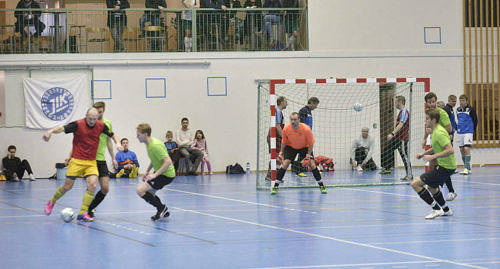 FULL FART Den årliga futsalturneringen arrangeras nu mera av Jomala IK och därför avgörs turneringen i Vikingahallen.