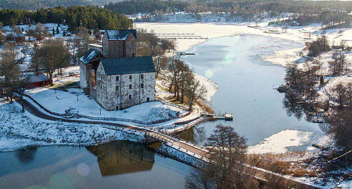 VINTERSKRUD Filmhelikoptern som dokumenterade Åland flög över Kastelholms slott.