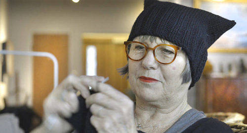 MÖSSA MED KATTÖRON En enkel stickad rektangel, rosa eller svart, blir en tyst men effektiv protest mot världsläget. Barbro Eriksson har hakat på pussyhat-trenden.