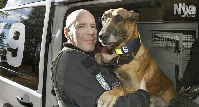 Se när polishunden Ollivier tränar personsök