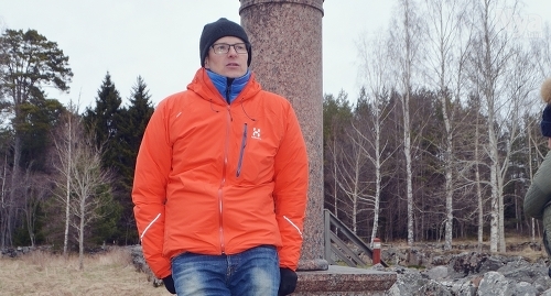 VID FÖRFADERS GRAV Jesper Grönholm hittade för första gången stenen på Prästö gamla begravningsplats där hans släkting Kuffschinoff ligger begravd.