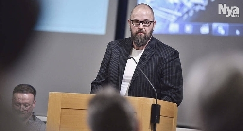 ENIGT Conny Nylund fick stöd för förslaget att staden ska uppmana Marstad att satsa mera på lägenheter för äldre, i princip samma sak som Ulla Andersson motionerat om.