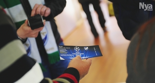 HISTORISK BILJETT I sommar spelar IFK sin första Champions League-match. Och enligt klubbdirektör Peter Mattsson går biljettförsäljningen bra.