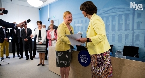 Tarja Halonen överlämnar Ålandskommitténs slutbetänkande till kommunikationsminister Anne Berner. Bild: Viivi Myllylä/Valtioneuvoston kanslia