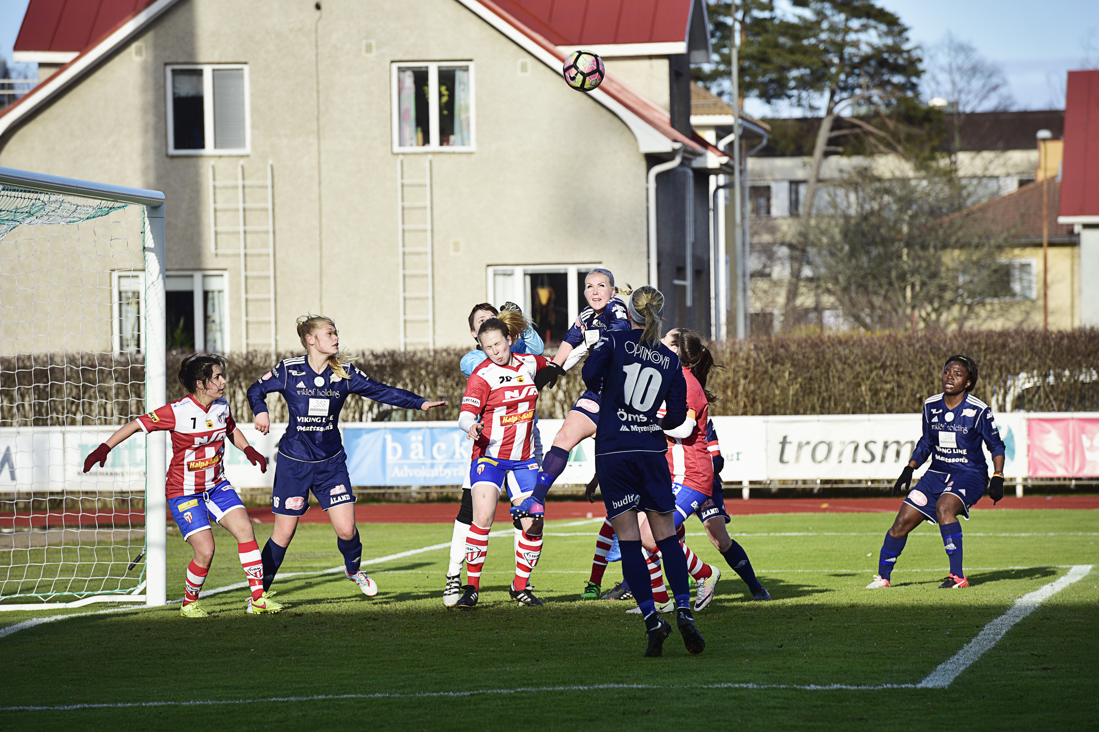 Partiernas logotyper bör lämna arenorna