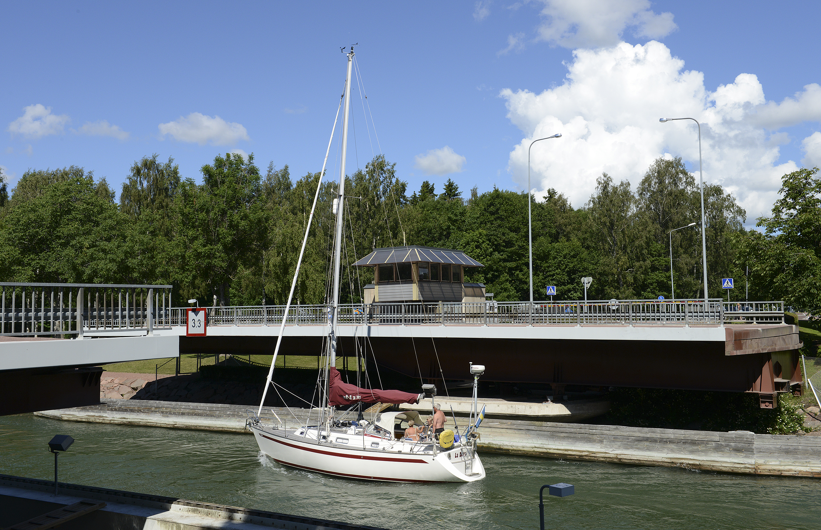 Bilist körde på bom på bron