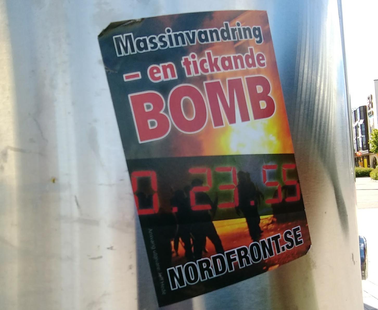 Nazistpropaganda på stolpar i staden