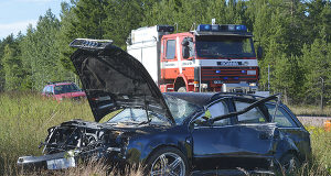 Tre till sjukhus efter trafikolycka