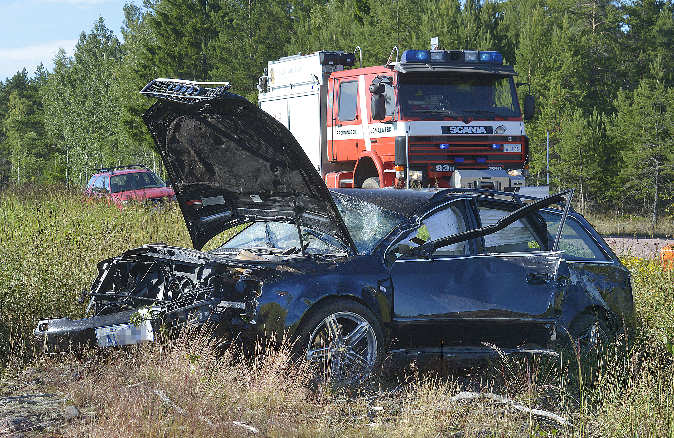 Tre till sjukhus efter trafikolycka