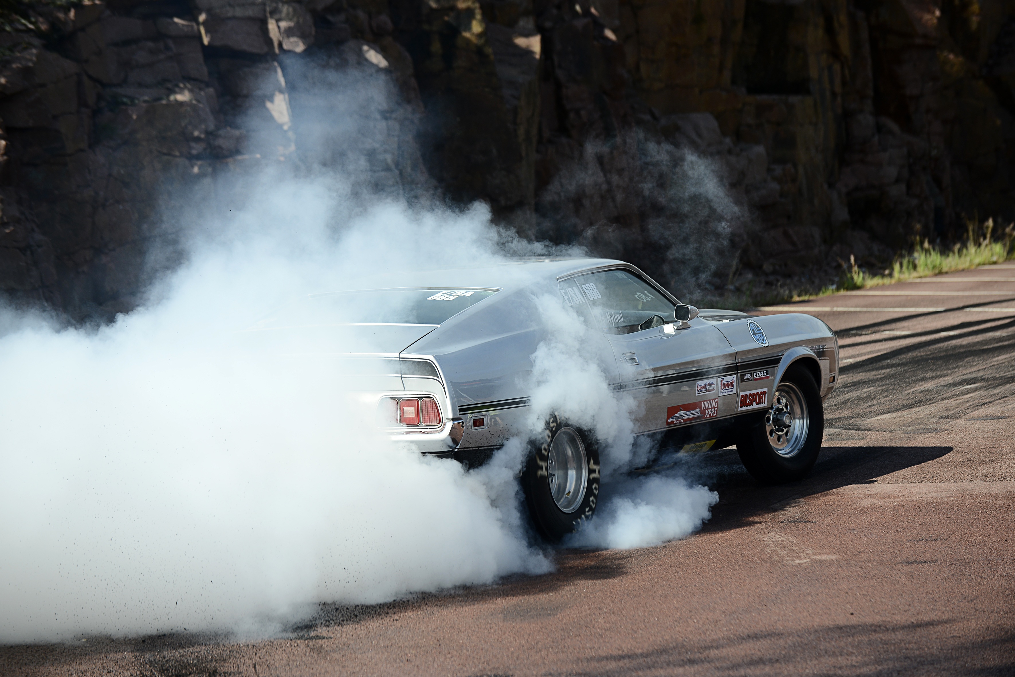 Bränt gummi och rök på motordag