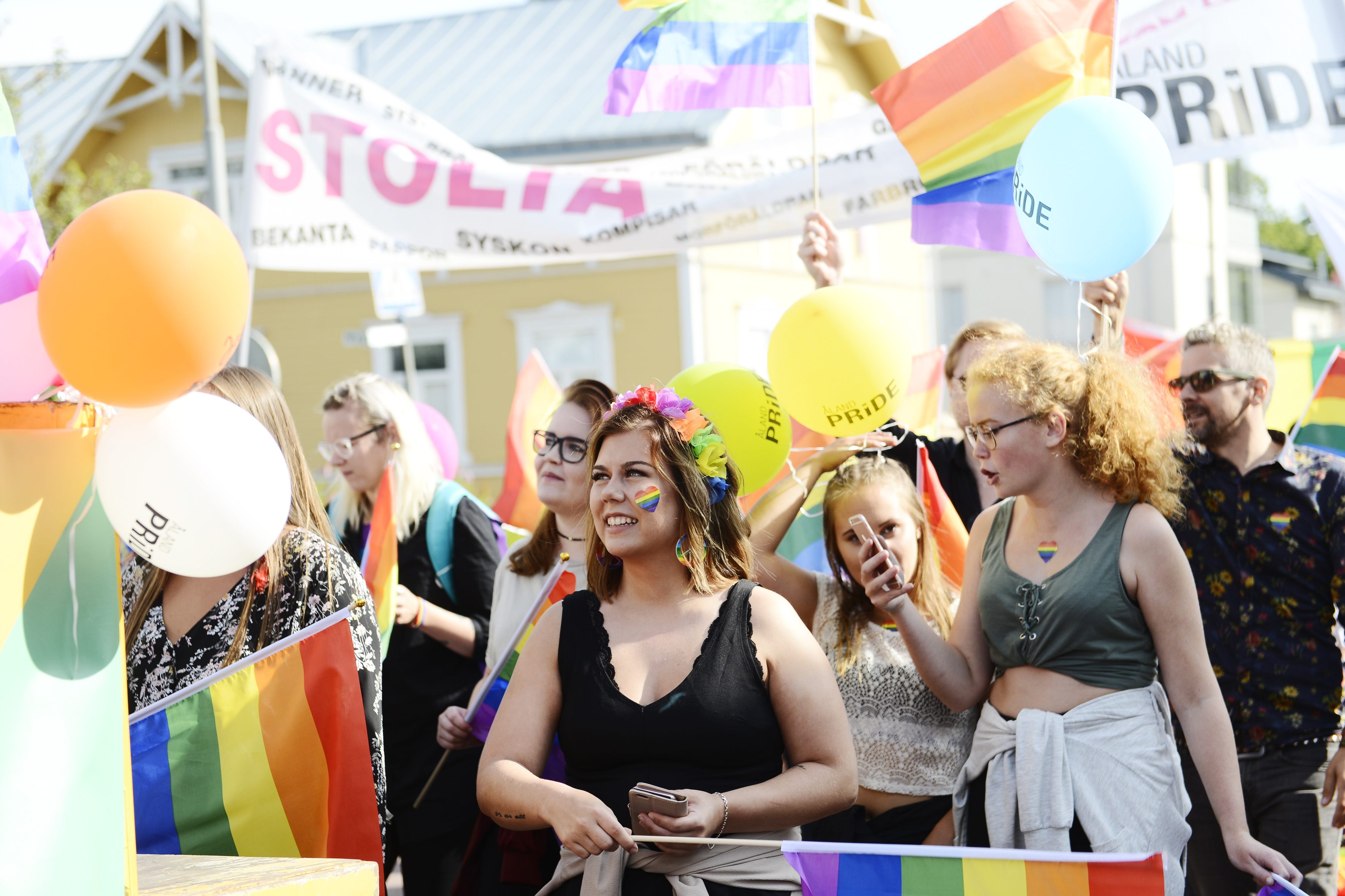 Sprudlande pridetåg i strålande solsken