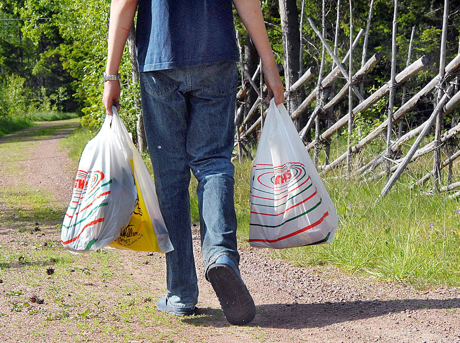 Svårt lämna bort allt som packas i plast