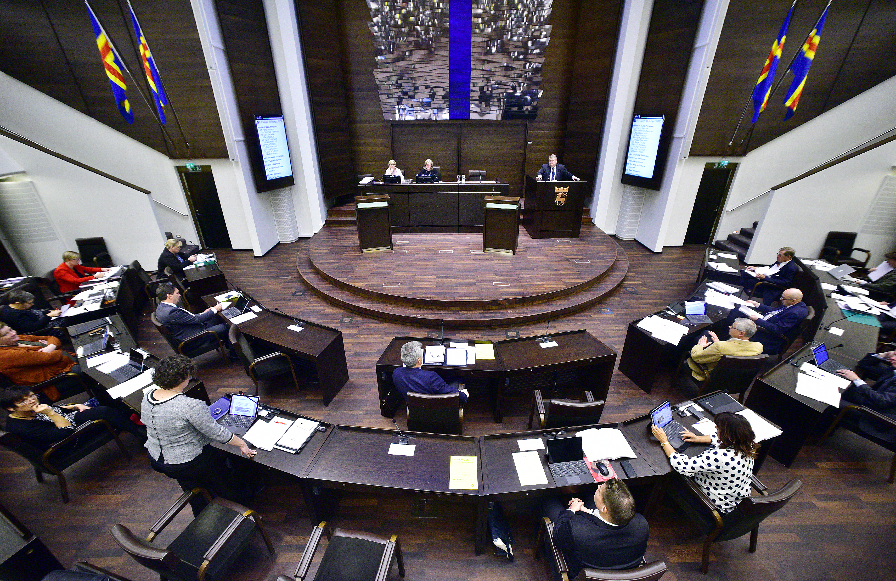 Politisk teater eller reellt maktanspråk?