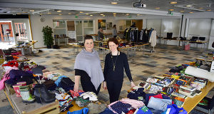 Kläder och husgeråd på loppis i Arken