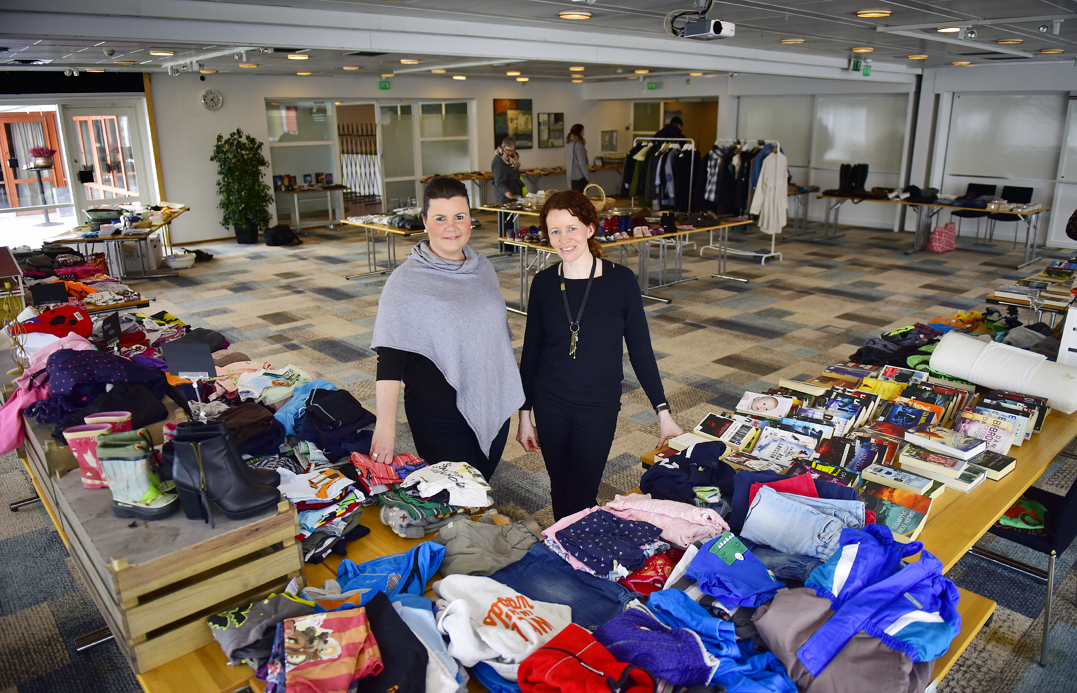 Kläder och husgeråd på loppis i Arken