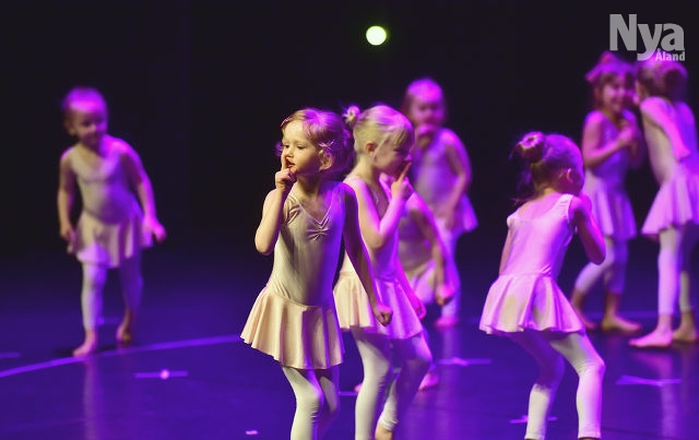 Bildspel: Små dansare stod på scenen för första gången