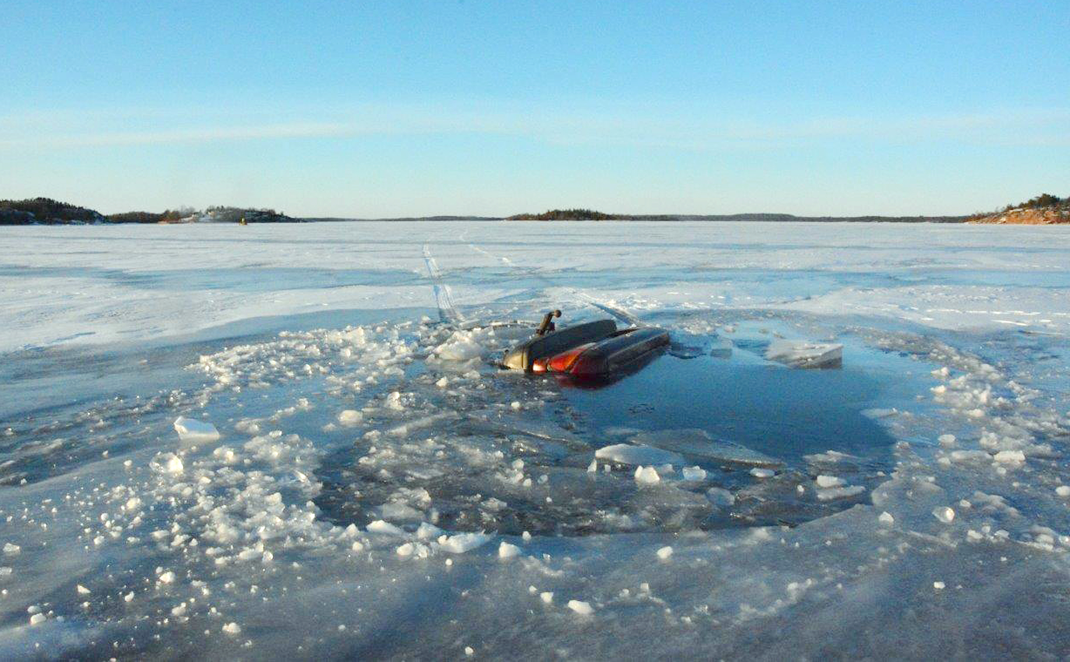 Bil bärgad ur isvak
