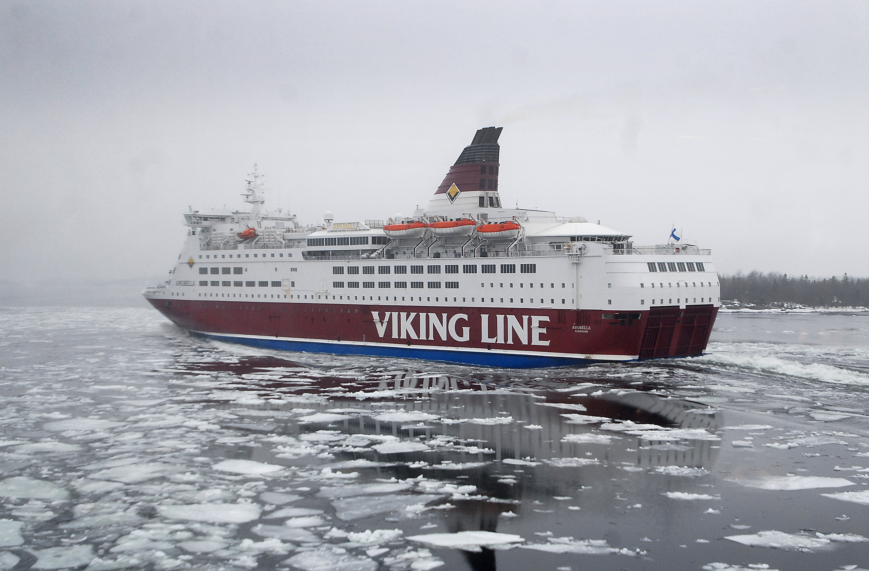 Vägfärja nära kollision med Amorella