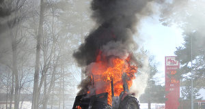 Traktor fattade eld under färd