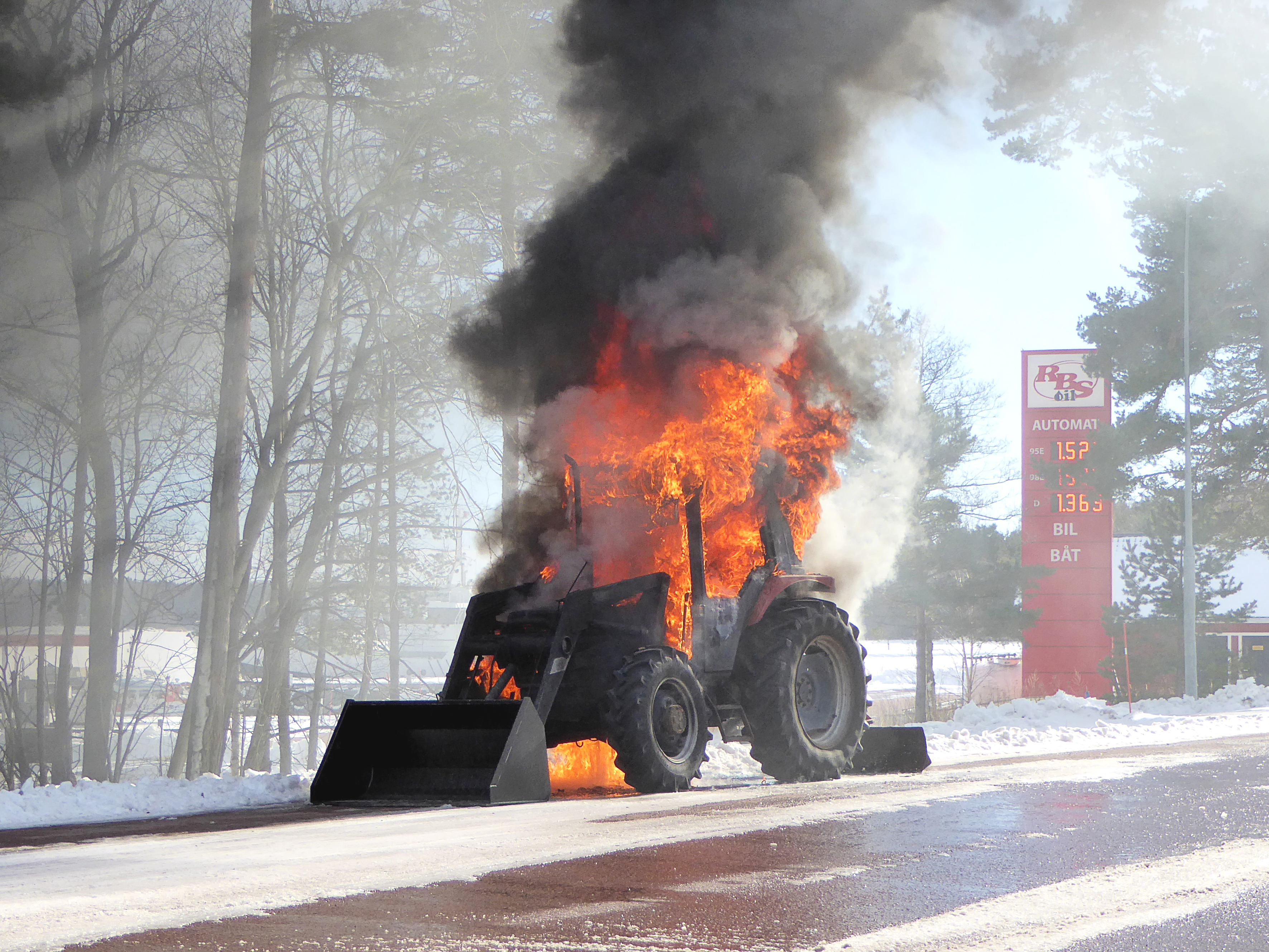Traktor fattade eld under färd