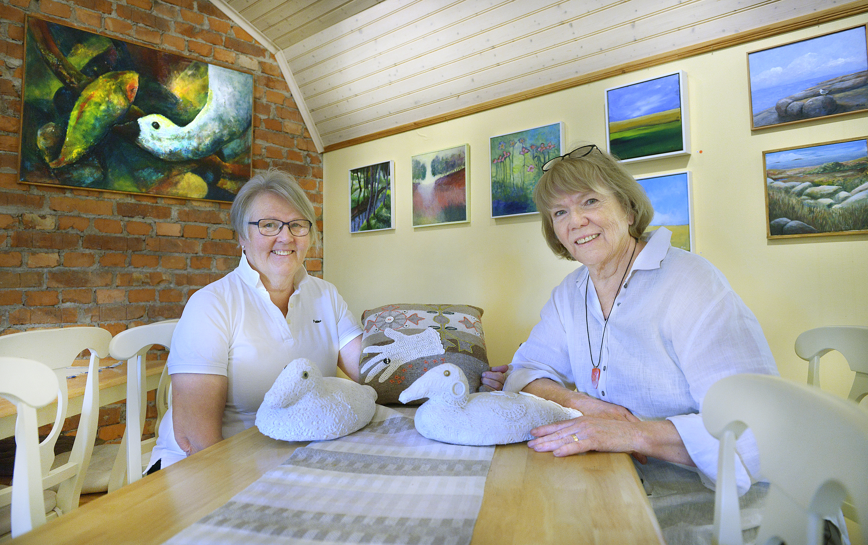 Tre konstnärer i caféuställning