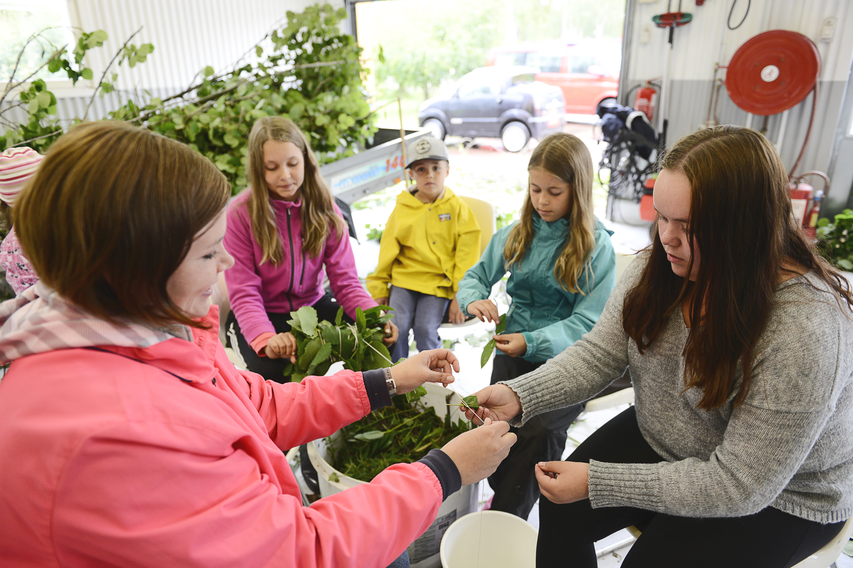 Midsommarstången pyntas trots regn och rusk