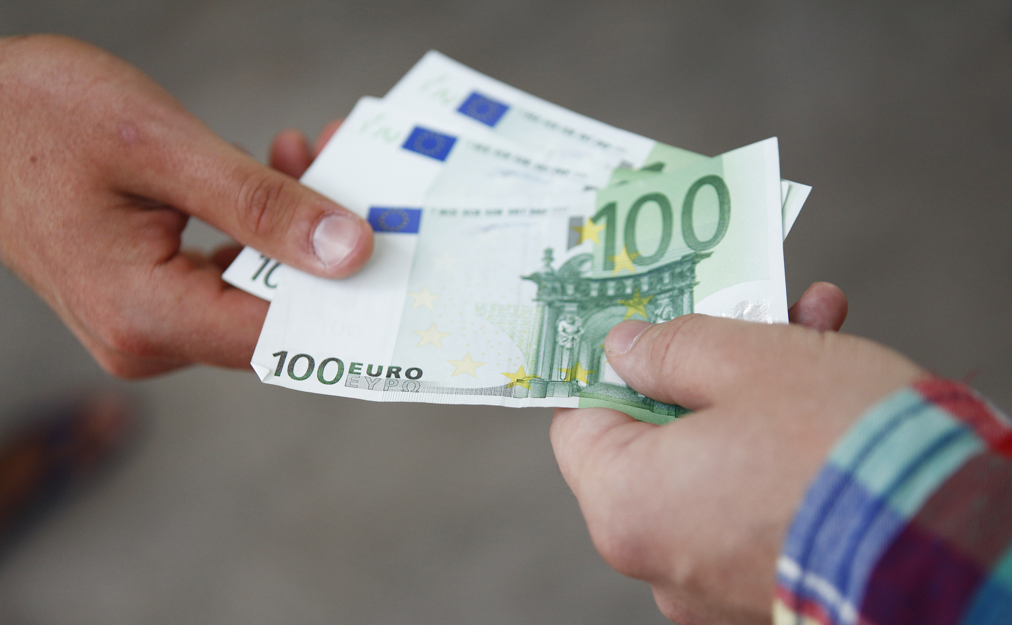 Vi donerar allt mindre – både tid och pengar