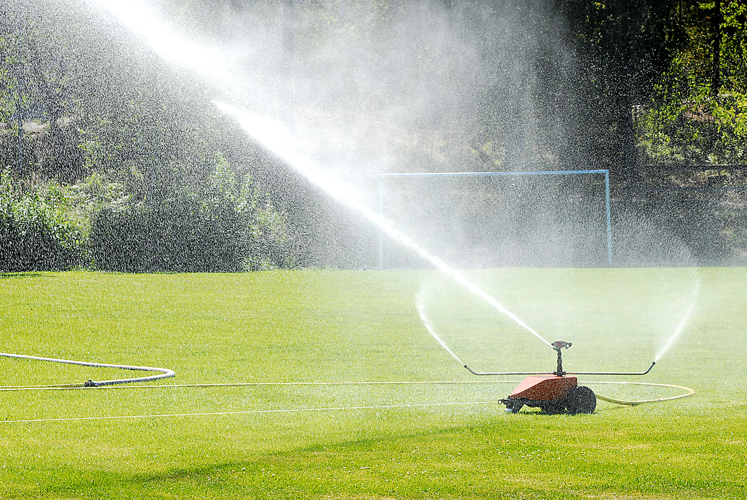 Vattnar fotbollsplan med Dalkarby-vatten